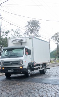 
<a style='margin-left: 5px;' class='btn btn-xs btn-social btn-facebook' href='https://www.facebook.com/sharer/sharer.php?u=https://galeramix.s01.web.getmuller.com.br/imagem/a33/800-800-90/conteudo/site_galerias/33/caminhoneiro-21.jpg' rel='popup' data-width='500' data-height='400'><i class='fa fa-facebook'></i>Compartilhar <span class='hidden-xs'>no Facebook</span>
</a> 
<a class='btn btn-default btn-xs' target='_blank' href='imagem/a33/800-800-90/conteudo/site_galerias/33/caminhoneiro-21.jpg'>
<span class='glyphicon glyphicon-cloud-download'></span> Salvar
</a>
