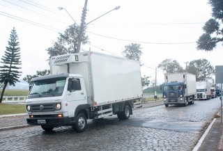 
<a style='margin-left: 5px;' class='btn btn-xs btn-social btn-facebook' href='https://www.facebook.com/sharer/sharer.php?u=https://galeramix.s01.web.getmuller.com.br/imagem/a33/800-800-90/conteudo/site_galerias/33/caminhoneiro-22.jpg' rel='popup' data-width='500' data-height='400'><i class='fa fa-facebook'></i>Compartilhar <span class='hidden-xs'>no Facebook</span>
</a> 
<a class='btn btn-default btn-xs' target='_blank' href='imagem/a33/800-800-90/conteudo/site_galerias/33/caminhoneiro-22.jpg'>
<span class='glyphicon glyphicon-cloud-download'></span> Salvar
</a>
