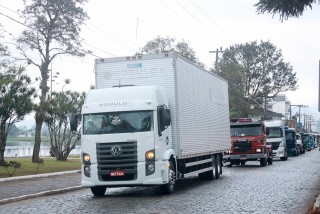 
<a style='margin-left: 5px;' class='btn btn-xs btn-social btn-facebook' href='https://www.facebook.com/sharer/sharer.php?u=https://galeramix.s01.web.getmuller.com.br/imagem/a33/800-800-90/conteudo/site_galerias/33/caminhoneiro-23.jpg' rel='popup' data-width='500' data-height='400'><i class='fa fa-facebook'></i>Compartilhar <span class='hidden-xs'>no Facebook</span>
</a> 
<a class='btn btn-default btn-xs' target='_blank' href='imagem/a33/800-800-90/conteudo/site_galerias/33/caminhoneiro-23.jpg'>
<span class='glyphicon glyphicon-cloud-download'></span> Salvar
</a>
