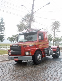 
<a style='margin-left: 5px;' class='btn btn-xs btn-social btn-facebook' href='https://www.facebook.com/sharer/sharer.php?u=https://galeramix.s01.web.getmuller.com.br/imagem/a33/800-800-90/conteudo/site_galerias/33/caminhoneiro-25.jpg' rel='popup' data-width='500' data-height='400'><i class='fa fa-facebook'></i>Compartilhar <span class='hidden-xs'>no Facebook</span>
</a> 
<a class='btn btn-default btn-xs' target='_blank' href='imagem/a33/800-800-90/conteudo/site_galerias/33/caminhoneiro-25.jpg'>
<span class='glyphicon glyphicon-cloud-download'></span> Salvar
</a>
