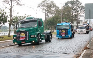 
<a style='margin-left: 5px;' class='btn btn-xs btn-social btn-facebook' href='https://www.facebook.com/sharer/sharer.php?u=https://galeramix.s01.web.getmuller.com.br/imagem/a33/800-800-90/conteudo/site_galerias/33/caminhoneiro-27.jpg' rel='popup' data-width='500' data-height='400'><i class='fa fa-facebook'></i>Compartilhar <span class='hidden-xs'>no Facebook</span>
</a> 
<a class='btn btn-default btn-xs' target='_blank' href='imagem/a33/800-800-90/conteudo/site_galerias/33/caminhoneiro-27.jpg'>
<span class='glyphicon glyphicon-cloud-download'></span> Salvar
</a>
