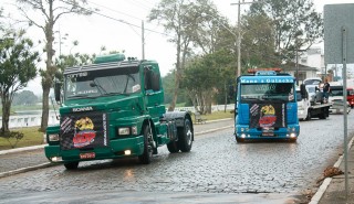 
<a style='margin-left: 5px;' class='btn btn-xs btn-social btn-facebook' href='https://www.facebook.com/sharer/sharer.php?u=https://galeramix.s01.web.getmuller.com.br/imagem/a33/800-800-90/conteudo/site_galerias/33/caminhoneiro-28.jpg' rel='popup' data-width='500' data-height='400'><i class='fa fa-facebook'></i>Compartilhar <span class='hidden-xs'>no Facebook</span>
</a> 
<a class='btn btn-default btn-xs' target='_blank' href='imagem/a33/800-800-90/conteudo/site_galerias/33/caminhoneiro-28.jpg'>
<span class='glyphicon glyphicon-cloud-download'></span> Salvar
</a>
