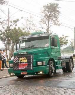 
<a style='margin-left: 5px;' class='btn btn-xs btn-social btn-facebook' href='https://www.facebook.com/sharer/sharer.php?u=https://galeramix.s01.web.getmuller.com.br/imagem/a33/800-800-90/conteudo/site_galerias/33/caminhoneiro-29.jpg' rel='popup' data-width='500' data-height='400'><i class='fa fa-facebook'></i>Compartilhar <span class='hidden-xs'>no Facebook</span>
</a> 
<a class='btn btn-default btn-xs' target='_blank' href='imagem/a33/800-800-90/conteudo/site_galerias/33/caminhoneiro-29.jpg'>
<span class='glyphicon glyphicon-cloud-download'></span> Salvar
</a>
