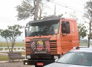 
<a style='margin-left: 5px;' class='btn btn-xs btn-social btn-facebook' href='https://www.facebook.com/sharer/sharer.php?u=https://galeramix.s01.web.getmuller.com.br/imagem/a33/800-800-90/conteudo/site_galerias/33/caminhoneiro-34.jpg' rel='popup' data-width='500' data-height='400'><i class='fa fa-facebook'></i>Compartilhar <span class='hidden-xs'>no Facebook</span>
</a> 
<a class='btn btn-default btn-xs' target='_blank' href='imagem/a33/800-800-90/conteudo/site_galerias/33/caminhoneiro-34.jpg'>
<span class='glyphicon glyphicon-cloud-download'></span> Salvar
</a>
