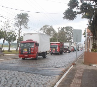 
<a style='margin-left: 5px;' class='btn btn-xs btn-social btn-facebook' href='https://www.facebook.com/sharer/sharer.php?u=https://galeramix.s01.web.getmuller.com.br/imagem/a33/800-800-90/conteudo/site_galerias/33/caminhoneiro-35.jpg' rel='popup' data-width='500' data-height='400'><i class='fa fa-facebook'></i>Compartilhar <span class='hidden-xs'>no Facebook</span>
</a> 
<a class='btn btn-default btn-xs' target='_blank' href='imagem/a33/800-800-90/conteudo/site_galerias/33/caminhoneiro-35.jpg'>
<span class='glyphicon glyphicon-cloud-download'></span> Salvar
</a>
