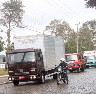 
<a style='margin-left: 5px;' class='btn btn-xs btn-social btn-facebook' href='https://www.facebook.com/sharer/sharer.php?u=https://galeramix.s01.web.getmuller.com.br/imagem/a33/800-800-90/conteudo/site_galerias/33/caminhoneiro-36.jpg' rel='popup' data-width='500' data-height='400'><i class='fa fa-facebook'></i>Compartilhar <span class='hidden-xs'>no Facebook</span>
</a> 
<a class='btn btn-default btn-xs' target='_blank' href='imagem/a33/800-800-90/conteudo/site_galerias/33/caminhoneiro-36.jpg'>
<span class='glyphicon glyphicon-cloud-download'></span> Salvar
</a>
