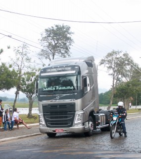 
<a style='margin-left: 5px;' class='btn btn-xs btn-social btn-facebook' href='https://www.facebook.com/sharer/sharer.php?u=https://galeramix.s01.web.getmuller.com.br/imagem/a33/800-800-90/conteudo/site_galerias/33/caminhoneiro-37.jpg' rel='popup' data-width='500' data-height='400'><i class='fa fa-facebook'></i>Compartilhar <span class='hidden-xs'>no Facebook</span>
</a> 
<a class='btn btn-default btn-xs' target='_blank' href='imagem/a33/800-800-90/conteudo/site_galerias/33/caminhoneiro-37.jpg'>
<span class='glyphicon glyphicon-cloud-download'></span> Salvar
</a>
