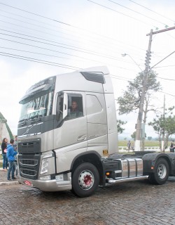 
<a style='margin-left: 5px;' class='btn btn-xs btn-social btn-facebook' href='https://www.facebook.com/sharer/sharer.php?u=https://galeramix.s01.web.getmuller.com.br/imagem/a33/800-800-90/conteudo/site_galerias/33/caminhoneiro-38.jpg' rel='popup' data-width='500' data-height='400'><i class='fa fa-facebook'></i>Compartilhar <span class='hidden-xs'>no Facebook</span>
</a> 
<a class='btn btn-default btn-xs' target='_blank' href='imagem/a33/800-800-90/conteudo/site_galerias/33/caminhoneiro-38.jpg'>
<span class='glyphicon glyphicon-cloud-download'></span> Salvar
</a>
