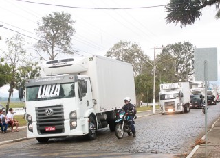 
<a style='margin-left: 5px;' class='btn btn-xs btn-social btn-facebook' href='https://www.facebook.com/sharer/sharer.php?u=https://galeramix.s01.web.getmuller.com.br/imagem/a33/800-800-90/conteudo/site_galerias/33/caminhoneiro-39.jpg' rel='popup' data-width='500' data-height='400'><i class='fa fa-facebook'></i>Compartilhar <span class='hidden-xs'>no Facebook</span>
</a> 
<a class='btn btn-default btn-xs' target='_blank' href='imagem/a33/800-800-90/conteudo/site_galerias/33/caminhoneiro-39.jpg'>
<span class='glyphicon glyphicon-cloud-download'></span> Salvar
</a>
