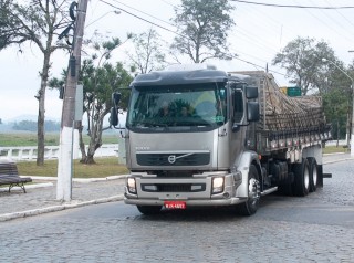 
<a style='margin-left: 5px;' class='btn btn-xs btn-social btn-facebook' href='https://www.facebook.com/sharer/sharer.php?u=https://galeramix.s01.web.getmuller.com.br/imagem/a33/800-800-90/conteudo/site_galerias/33/caminhoneiro-4.jpg' rel='popup' data-width='500' data-height='400'><i class='fa fa-facebook'></i>Compartilhar <span class='hidden-xs'>no Facebook</span>
</a> 
<a class='btn btn-default btn-xs' target='_blank' href='imagem/a33/800-800-90/conteudo/site_galerias/33/caminhoneiro-4.jpg'>
<span class='glyphicon glyphicon-cloud-download'></span> Salvar
</a>
