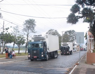 
<a style='margin-left: 5px;' class='btn btn-xs btn-social btn-facebook' href='https://www.facebook.com/sharer/sharer.php?u=https://galeramix.s01.web.getmuller.com.br/imagem/a33/800-800-90/conteudo/site_galerias/33/caminhoneiro-40.jpg' rel='popup' data-width='500' data-height='400'><i class='fa fa-facebook'></i>Compartilhar <span class='hidden-xs'>no Facebook</span>
</a> 
<a class='btn btn-default btn-xs' target='_blank' href='imagem/a33/800-800-90/conteudo/site_galerias/33/caminhoneiro-40.jpg'>
<span class='glyphicon glyphicon-cloud-download'></span> Salvar
</a>
