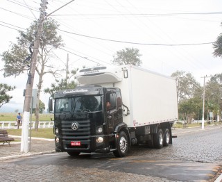 
<a style='margin-left: 5px;' class='btn btn-xs btn-social btn-facebook' href='https://www.facebook.com/sharer/sharer.php?u=https://galeramix.s01.web.getmuller.com.br/imagem/a33/800-800-90/conteudo/site_galerias/33/caminhoneiro-41.jpg' rel='popup' data-width='500' data-height='400'><i class='fa fa-facebook'></i>Compartilhar <span class='hidden-xs'>no Facebook</span>
</a> 
<a class='btn btn-default btn-xs' target='_blank' href='imagem/a33/800-800-90/conteudo/site_galerias/33/caminhoneiro-41.jpg'>
<span class='glyphicon glyphicon-cloud-download'></span> Salvar
</a>
