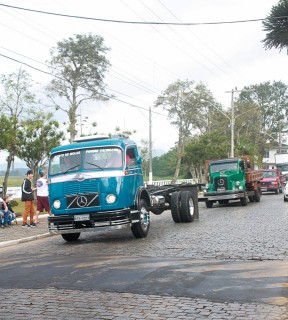 
<a style='margin-left: 5px;' class='btn btn-xs btn-social btn-facebook' href='https://www.facebook.com/sharer/sharer.php?u=https://galeramix.s01.web.getmuller.com.br/imagem/a33/800-800-90/conteudo/site_galerias/33/caminhoneiro-42.jpg' rel='popup' data-width='500' data-height='400'><i class='fa fa-facebook'></i>Compartilhar <span class='hidden-xs'>no Facebook</span>
</a> 
<a class='btn btn-default btn-xs' target='_blank' href='imagem/a33/800-800-90/conteudo/site_galerias/33/caminhoneiro-42.jpg'>
<span class='glyphicon glyphicon-cloud-download'></span> Salvar
</a>
