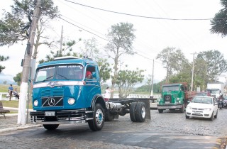 
<a style='margin-left: 5px;' class='btn btn-xs btn-social btn-facebook' href='https://www.facebook.com/sharer/sharer.php?u=https://galeramix.s01.web.getmuller.com.br/imagem/a33/800-800-90/conteudo/site_galerias/33/caminhoneiro-43.jpg' rel='popup' data-width='500' data-height='400'><i class='fa fa-facebook'></i>Compartilhar <span class='hidden-xs'>no Facebook</span>
</a> 
<a class='btn btn-default btn-xs' target='_blank' href='imagem/a33/800-800-90/conteudo/site_galerias/33/caminhoneiro-43.jpg'>
<span class='glyphicon glyphicon-cloud-download'></span> Salvar
</a>
