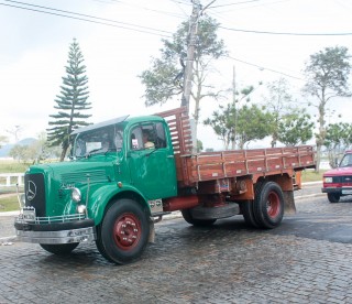 
<a style='margin-left: 5px;' class='btn btn-xs btn-social btn-facebook' href='https://www.facebook.com/sharer/sharer.php?u=https://galeramix.s01.web.getmuller.com.br/imagem/a33/800-800-90/conteudo/site_galerias/33/caminhoneiro-44.jpg' rel='popup' data-width='500' data-height='400'><i class='fa fa-facebook'></i>Compartilhar <span class='hidden-xs'>no Facebook</span>
</a> 
<a class='btn btn-default btn-xs' target='_blank' href='imagem/a33/800-800-90/conteudo/site_galerias/33/caminhoneiro-44.jpg'>
<span class='glyphicon glyphicon-cloud-download'></span> Salvar
</a>
