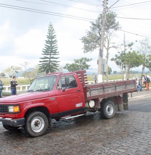 
<a style='margin-left: 5px;' class='btn btn-xs btn-social btn-facebook' href='https://www.facebook.com/sharer/sharer.php?u=https://galeramix.s01.web.getmuller.com.br/imagem/a33/800-800-90/conteudo/site_galerias/33/caminhoneiro-45.jpg' rel='popup' data-width='500' data-height='400'><i class='fa fa-facebook'></i>Compartilhar <span class='hidden-xs'>no Facebook</span>
</a> 
<a class='btn btn-default btn-xs' target='_blank' href='imagem/a33/800-800-90/conteudo/site_galerias/33/caminhoneiro-45.jpg'>
<span class='glyphicon glyphicon-cloud-download'></span> Salvar
</a>
