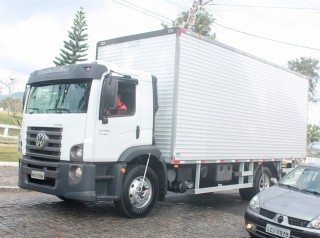 
<a style='margin-left: 5px;' class='btn btn-xs btn-social btn-facebook' href='https://www.facebook.com/sharer/sharer.php?u=https://galeramix.s01.web.getmuller.com.br/imagem/a33/800-800-90/conteudo/site_galerias/33/caminhoneiro-46.jpg' rel='popup' data-width='500' data-height='400'><i class='fa fa-facebook'></i>Compartilhar <span class='hidden-xs'>no Facebook</span>
</a> 
<a class='btn btn-default btn-xs' target='_blank' href='imagem/a33/800-800-90/conteudo/site_galerias/33/caminhoneiro-46.jpg'>
<span class='glyphicon glyphicon-cloud-download'></span> Salvar
</a>
