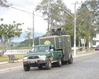 
<a style='margin-left: 5px;' class='btn btn-xs btn-social btn-facebook' href='https://www.facebook.com/sharer/sharer.php?u=https://galeramix.s01.web.getmuller.com.br/imagem/a33/800-800-90/conteudo/site_galerias/33/caminhoneiro-47.jpg' rel='popup' data-width='500' data-height='400'><i class='fa fa-facebook'></i>Compartilhar <span class='hidden-xs'>no Facebook</span>
</a> 
<a class='btn btn-default btn-xs' target='_blank' href='imagem/a33/800-800-90/conteudo/site_galerias/33/caminhoneiro-47.jpg'>
<span class='glyphicon glyphicon-cloud-download'></span> Salvar
</a>
