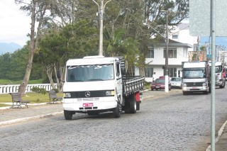 
<a style='margin-left: 5px;' class='btn btn-xs btn-social btn-facebook' href='https://www.facebook.com/sharer/sharer.php?u=https://galeramix.s01.web.getmuller.com.br/imagem/a33/800-800-90/conteudo/site_galerias/33/caminhoneiro-49.jpg' rel='popup' data-width='500' data-height='400'><i class='fa fa-facebook'></i>Compartilhar <span class='hidden-xs'>no Facebook</span>
</a> 
<a class='btn btn-default btn-xs' target='_blank' href='imagem/a33/800-800-90/conteudo/site_galerias/33/caminhoneiro-49.jpg'>
<span class='glyphicon glyphicon-cloud-download'></span> Salvar
</a>
