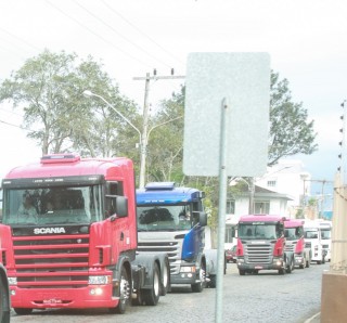 
<a style='margin-left: 5px;' class='btn btn-xs btn-social btn-facebook' href='https://www.facebook.com/sharer/sharer.php?u=https://galeramix.s01.web.getmuller.com.br/imagem/a33/800-800-90/conteudo/site_galerias/33/caminhoneiro-53.jpg' rel='popup' data-width='500' data-height='400'><i class='fa fa-facebook'></i>Compartilhar <span class='hidden-xs'>no Facebook</span>
</a> 
<a class='btn btn-default btn-xs' target='_blank' href='imagem/a33/800-800-90/conteudo/site_galerias/33/caminhoneiro-53.jpg'>
<span class='glyphicon glyphicon-cloud-download'></span> Salvar
</a>
