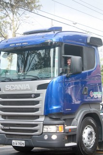 
<a style='margin-left: 5px;' class='btn btn-xs btn-social btn-facebook' href='https://www.facebook.com/sharer/sharer.php?u=https://galeramix.s01.web.getmuller.com.br/imagem/a33/800-800-90/conteudo/site_galerias/33/caminhoneiro-55.jpg' rel='popup' data-width='500' data-height='400'><i class='fa fa-facebook'></i>Compartilhar <span class='hidden-xs'>no Facebook</span>
</a> 
<a class='btn btn-default btn-xs' target='_blank' href='imagem/a33/800-800-90/conteudo/site_galerias/33/caminhoneiro-55.jpg'>
<span class='glyphicon glyphicon-cloud-download'></span> Salvar
</a>
