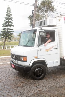 
<a style='margin-left: 5px;' class='btn btn-xs btn-social btn-facebook' href='https://www.facebook.com/sharer/sharer.php?u=https://galeramix.s01.web.getmuller.com.br/imagem/a33/800-800-90/conteudo/site_galerias/33/caminhoneiro-59.jpg' rel='popup' data-width='500' data-height='400'><i class='fa fa-facebook'></i>Compartilhar <span class='hidden-xs'>no Facebook</span>
</a> 
<a class='btn btn-default btn-xs' target='_blank' href='imagem/a33/800-800-90/conteudo/site_galerias/33/caminhoneiro-59.jpg'>
<span class='glyphicon glyphicon-cloud-download'></span> Salvar
</a>
