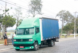 
<a style='margin-left: 5px;' class='btn btn-xs btn-social btn-facebook' href='https://www.facebook.com/sharer/sharer.php?u=https://galeramix.s01.web.getmuller.com.br/imagem/a33/800-800-90/conteudo/site_galerias/33/caminhoneiro-61.jpg' rel='popup' data-width='500' data-height='400'><i class='fa fa-facebook'></i>Compartilhar <span class='hidden-xs'>no Facebook</span>
</a> 
<a class='btn btn-default btn-xs' target='_blank' href='imagem/a33/800-800-90/conteudo/site_galerias/33/caminhoneiro-61.jpg'>
<span class='glyphicon glyphicon-cloud-download'></span> Salvar
</a>
