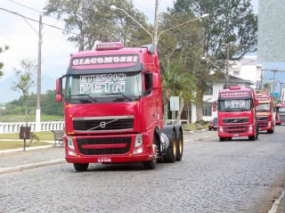 
<a style='margin-left: 5px;' class='btn btn-xs btn-social btn-facebook' href='https://www.facebook.com/sharer/sharer.php?u=https://galeramix.s01.web.getmuller.com.br/imagem/a33/800-800-90/conteudo/site_galerias/33/caminhoneiro-62.jpg' rel='popup' data-width='500' data-height='400'><i class='fa fa-facebook'></i>Compartilhar <span class='hidden-xs'>no Facebook</span>
</a> 
<a class='btn btn-default btn-xs' target='_blank' href='imagem/a33/800-800-90/conteudo/site_galerias/33/caminhoneiro-62.jpg'>
<span class='glyphicon glyphicon-cloud-download'></span> Salvar
</a>
