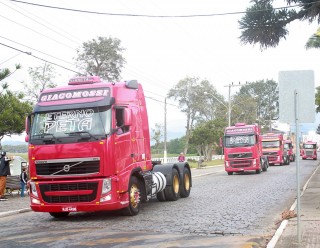 
<a style='margin-left: 5px;' class='btn btn-xs btn-social btn-facebook' href='https://www.facebook.com/sharer/sharer.php?u=https://galeramix.s01.web.getmuller.com.br/imagem/a33/800-800-90/conteudo/site_galerias/33/caminhoneiro-63.jpg' rel='popup' data-width='500' data-height='400'><i class='fa fa-facebook'></i>Compartilhar <span class='hidden-xs'>no Facebook</span>
</a> 
<a class='btn btn-default btn-xs' target='_blank' href='imagem/a33/800-800-90/conteudo/site_galerias/33/caminhoneiro-63.jpg'>
<span class='glyphicon glyphicon-cloud-download'></span> Salvar
</a>
