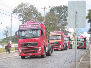 
<a style='margin-left: 5px;' class='btn btn-xs btn-social btn-facebook' href='https://www.facebook.com/sharer/sharer.php?u=https://galeramix.s01.web.getmuller.com.br/imagem/a33/800-800-90/conteudo/site_galerias/33/caminhoneiro-64.jpg' rel='popup' data-width='500' data-height='400'><i class='fa fa-facebook'></i>Compartilhar <span class='hidden-xs'>no Facebook</span>
</a> 
<a class='btn btn-default btn-xs' target='_blank' href='imagem/a33/800-800-90/conteudo/site_galerias/33/caminhoneiro-64.jpg'>
<span class='glyphicon glyphicon-cloud-download'></span> Salvar
</a>
