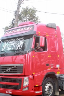 
<a style='margin-left: 5px;' class='btn btn-xs btn-social btn-facebook' href='https://www.facebook.com/sharer/sharer.php?u=https://galeramix.s01.web.getmuller.com.br/imagem/a33/800-800-90/conteudo/site_galerias/33/caminhoneiro-65.jpg' rel='popup' data-width='500' data-height='400'><i class='fa fa-facebook'></i>Compartilhar <span class='hidden-xs'>no Facebook</span>
</a> 
<a class='btn btn-default btn-xs' target='_blank' href='imagem/a33/800-800-90/conteudo/site_galerias/33/caminhoneiro-65.jpg'>
<span class='glyphicon glyphicon-cloud-download'></span> Salvar
</a>
