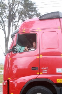 
<a style='margin-left: 5px;' class='btn btn-xs btn-social btn-facebook' href='https://www.facebook.com/sharer/sharer.php?u=https://galeramix.s01.web.getmuller.com.br/imagem/a33/800-800-90/conteudo/site_galerias/33/caminhoneiro-66.jpg' rel='popup' data-width='500' data-height='400'><i class='fa fa-facebook'></i>Compartilhar <span class='hidden-xs'>no Facebook</span>
</a> 
<a class='btn btn-default btn-xs' target='_blank' href='imagem/a33/800-800-90/conteudo/site_galerias/33/caminhoneiro-66.jpg'>
<span class='glyphicon glyphicon-cloud-download'></span> Salvar
</a>
