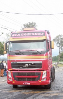 
<a style='margin-left: 5px;' class='btn btn-xs btn-social btn-facebook' href='https://www.facebook.com/sharer/sharer.php?u=https://galeramix.s01.web.getmuller.com.br/imagem/a33/800-800-90/conteudo/site_galerias/33/caminhoneiro-67.jpg' rel='popup' data-width='500' data-height='400'><i class='fa fa-facebook'></i>Compartilhar <span class='hidden-xs'>no Facebook</span>
</a> 
<a class='btn btn-default btn-xs' target='_blank' href='imagem/a33/800-800-90/conteudo/site_galerias/33/caminhoneiro-67.jpg'>
<span class='glyphicon glyphicon-cloud-download'></span> Salvar
</a>
