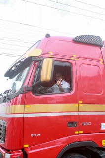 
<a style='margin-left: 5px;' class='btn btn-xs btn-social btn-facebook' href='https://www.facebook.com/sharer/sharer.php?u=https://galeramix.s01.web.getmuller.com.br/imagem/a33/800-800-90/conteudo/site_galerias/33/caminhoneiro-69.jpg' rel='popup' data-width='500' data-height='400'><i class='fa fa-facebook'></i>Compartilhar <span class='hidden-xs'>no Facebook</span>
</a> 
<a class='btn btn-default btn-xs' target='_blank' href='imagem/a33/800-800-90/conteudo/site_galerias/33/caminhoneiro-69.jpg'>
<span class='glyphicon glyphicon-cloud-download'></span> Salvar
</a>
