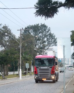 
<a style='margin-left: 5px;' class='btn btn-xs btn-social btn-facebook' href='https://www.facebook.com/sharer/sharer.php?u=https://galeramix.s01.web.getmuller.com.br/imagem/a33/800-800-90/conteudo/site_galerias/33/caminhoneiro-7.jpg' rel='popup' data-width='500' data-height='400'><i class='fa fa-facebook'></i>Compartilhar <span class='hidden-xs'>no Facebook</span>
</a> 
<a class='btn btn-default btn-xs' target='_blank' href='imagem/a33/800-800-90/conteudo/site_galerias/33/caminhoneiro-7.jpg'>
<span class='glyphicon glyphicon-cloud-download'></span> Salvar
</a>
