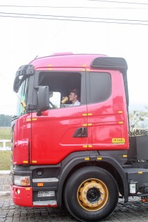 
<a style='margin-left: 5px;' class='btn btn-xs btn-social btn-facebook' href='https://www.facebook.com/sharer/sharer.php?u=https://galeramix.s01.web.getmuller.com.br/imagem/a33/800-800-90/conteudo/site_galerias/33/caminhoneiro-70.jpg' rel='popup' data-width='500' data-height='400'><i class='fa fa-facebook'></i>Compartilhar <span class='hidden-xs'>no Facebook</span>
</a> 
<a class='btn btn-default btn-xs' target='_blank' href='imagem/a33/800-800-90/conteudo/site_galerias/33/caminhoneiro-70.jpg'>
<span class='glyphicon glyphicon-cloud-download'></span> Salvar
</a>
