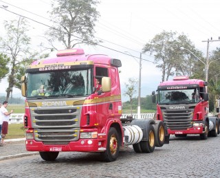 
<a style='margin-left: 5px;' class='btn btn-xs btn-social btn-facebook' href='https://www.facebook.com/sharer/sharer.php?u=https://galeramix.s01.web.getmuller.com.br/imagem/a33/800-800-90/conteudo/site_galerias/33/caminhoneiro-71.jpg' rel='popup' data-width='500' data-height='400'><i class='fa fa-facebook'></i>Compartilhar <span class='hidden-xs'>no Facebook</span>
</a> 
<a class='btn btn-default btn-xs' target='_blank' href='imagem/a33/800-800-90/conteudo/site_galerias/33/caminhoneiro-71.jpg'>
<span class='glyphicon glyphicon-cloud-download'></span> Salvar
</a>
