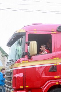 
<a style='margin-left: 5px;' class='btn btn-xs btn-social btn-facebook' href='https://www.facebook.com/sharer/sharer.php?u=https://galeramix.s01.web.getmuller.com.br/imagem/a33/800-800-90/conteudo/site_galerias/33/caminhoneiro-72.jpg' rel='popup' data-width='500' data-height='400'><i class='fa fa-facebook'></i>Compartilhar <span class='hidden-xs'>no Facebook</span>
</a> 
<a class='btn btn-default btn-xs' target='_blank' href='imagem/a33/800-800-90/conteudo/site_galerias/33/caminhoneiro-72.jpg'>
<span class='glyphicon glyphicon-cloud-download'></span> Salvar
</a>
