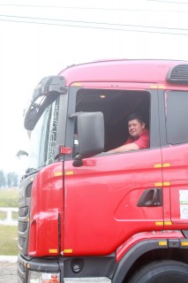 
<a style='margin-left: 5px;' class='btn btn-xs btn-social btn-facebook' href='https://www.facebook.com/sharer/sharer.php?u=https://galeramix.s01.web.getmuller.com.br/imagem/a33/800-800-90/conteudo/site_galerias/33/caminhoneiro-73.jpg' rel='popup' data-width='500' data-height='400'><i class='fa fa-facebook'></i>Compartilhar <span class='hidden-xs'>no Facebook</span>
</a> 
<a class='btn btn-default btn-xs' target='_blank' href='imagem/a33/800-800-90/conteudo/site_galerias/33/caminhoneiro-73.jpg'>
<span class='glyphicon glyphicon-cloud-download'></span> Salvar
</a>
