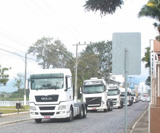 
<a style='margin-left: 5px;' class='btn btn-xs btn-social btn-facebook' href='https://www.facebook.com/sharer/sharer.php?u=https://galeramix.s01.web.getmuller.com.br/imagem/a33/800-800-90/conteudo/site_galerias/33/caminhoneiro-75.jpg' rel='popup' data-width='500' data-height='400'><i class='fa fa-facebook'></i>Compartilhar <span class='hidden-xs'>no Facebook</span>
</a> 
<a class='btn btn-default btn-xs' target='_blank' href='imagem/a33/800-800-90/conteudo/site_galerias/33/caminhoneiro-75.jpg'>
<span class='glyphicon glyphicon-cloud-download'></span> Salvar
</a>
