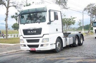 
<a style='margin-left: 5px;' class='btn btn-xs btn-social btn-facebook' href='https://www.facebook.com/sharer/sharer.php?u=https://galeramix.s01.web.getmuller.com.br/imagem/a33/800-800-90/conteudo/site_galerias/33/caminhoneiro-76.jpg' rel='popup' data-width='500' data-height='400'><i class='fa fa-facebook'></i>Compartilhar <span class='hidden-xs'>no Facebook</span>
</a> 
<a class='btn btn-default btn-xs' target='_blank' href='imagem/a33/800-800-90/conteudo/site_galerias/33/caminhoneiro-76.jpg'>
<span class='glyphicon glyphicon-cloud-download'></span> Salvar
</a>
