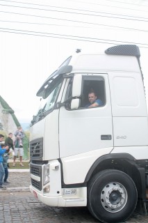 
<a style='margin-left: 5px;' class='btn btn-xs btn-social btn-facebook' href='https://www.facebook.com/sharer/sharer.php?u=https://galeramix.s01.web.getmuller.com.br/imagem/a33/800-800-90/conteudo/site_galerias/33/caminhoneiro-78.jpg' rel='popup' data-width='500' data-height='400'><i class='fa fa-facebook'></i>Compartilhar <span class='hidden-xs'>no Facebook</span>
</a> 
<a class='btn btn-default btn-xs' target='_blank' href='imagem/a33/800-800-90/conteudo/site_galerias/33/caminhoneiro-78.jpg'>
<span class='glyphicon glyphicon-cloud-download'></span> Salvar
</a>
