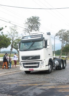 
<a style='margin-left: 5px;' class='btn btn-xs btn-social btn-facebook' href='https://www.facebook.com/sharer/sharer.php?u=https://galeramix.s01.web.getmuller.com.br/imagem/a33/800-800-90/conteudo/site_galerias/33/caminhoneiro-79.jpg' rel='popup' data-width='500' data-height='400'><i class='fa fa-facebook'></i>Compartilhar <span class='hidden-xs'>no Facebook</span>
</a> 
<a class='btn btn-default btn-xs' target='_blank' href='imagem/a33/800-800-90/conteudo/site_galerias/33/caminhoneiro-79.jpg'>
<span class='glyphicon glyphicon-cloud-download'></span> Salvar
</a>
