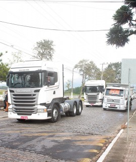 
<a style='margin-left: 5px;' class='btn btn-xs btn-social btn-facebook' href='https://www.facebook.com/sharer/sharer.php?u=https://galeramix.s01.web.getmuller.com.br/imagem/a33/800-800-90/conteudo/site_galerias/33/caminhoneiro-81.jpg' rel='popup' data-width='500' data-height='400'><i class='fa fa-facebook'></i>Compartilhar <span class='hidden-xs'>no Facebook</span>
</a> 
<a class='btn btn-default btn-xs' target='_blank' href='imagem/a33/800-800-90/conteudo/site_galerias/33/caminhoneiro-81.jpg'>
<span class='glyphicon glyphicon-cloud-download'></span> Salvar
</a>
