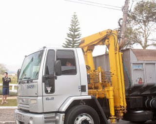 
<a style='margin-left: 5px;' class='btn btn-xs btn-social btn-facebook' href='https://www.facebook.com/sharer/sharer.php?u=https://galeramix.s01.web.getmuller.com.br/imagem/a33/800-800-90/conteudo/site_galerias/33/caminhoneiro-83.jpg' rel='popup' data-width='500' data-height='400'><i class='fa fa-facebook'></i>Compartilhar <span class='hidden-xs'>no Facebook</span>
</a> 
<a class='btn btn-default btn-xs' target='_blank' href='imagem/a33/800-800-90/conteudo/site_galerias/33/caminhoneiro-83.jpg'>
<span class='glyphicon glyphicon-cloud-download'></span> Salvar
</a>
