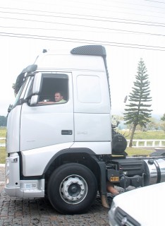 
<a style='margin-left: 5px;' class='btn btn-xs btn-social btn-facebook' href='https://www.facebook.com/sharer/sharer.php?u=https://galeramix.s01.web.getmuller.com.br/imagem/a33/800-800-90/conteudo/site_galerias/33/caminhoneiro-85.jpg' rel='popup' data-width='500' data-height='400'><i class='fa fa-facebook'></i>Compartilhar <span class='hidden-xs'>no Facebook</span>
</a> 
<a class='btn btn-default btn-xs' target='_blank' href='imagem/a33/800-800-90/conteudo/site_galerias/33/caminhoneiro-85.jpg'>
<span class='glyphicon glyphicon-cloud-download'></span> Salvar
</a>
