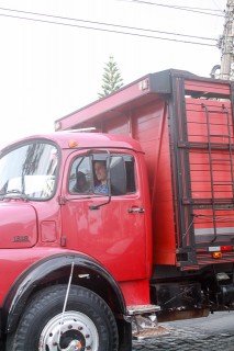 
<a style='margin-left: 5px;' class='btn btn-xs btn-social btn-facebook' href='https://www.facebook.com/sharer/sharer.php?u=https://galeramix.s01.web.getmuller.com.br/imagem/a33/800-800-90/conteudo/site_galerias/33/caminhoneiro-86.jpg' rel='popup' data-width='500' data-height='400'><i class='fa fa-facebook'></i>Compartilhar <span class='hidden-xs'>no Facebook</span>
</a> 
<a class='btn btn-default btn-xs' target='_blank' href='imagem/a33/800-800-90/conteudo/site_galerias/33/caminhoneiro-86.jpg'>
<span class='glyphicon glyphicon-cloud-download'></span> Salvar
</a>
