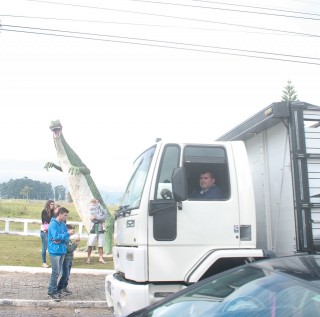 
<a style='margin-left: 5px;' class='btn btn-xs btn-social btn-facebook' href='https://www.facebook.com/sharer/sharer.php?u=https://galeramix.s01.web.getmuller.com.br/imagem/a33/800-800-90/conteudo/site_galerias/33/caminhoneiro-87.jpg' rel='popup' data-width='500' data-height='400'><i class='fa fa-facebook'></i>Compartilhar <span class='hidden-xs'>no Facebook</span>
</a> 
<a class='btn btn-default btn-xs' target='_blank' href='imagem/a33/800-800-90/conteudo/site_galerias/33/caminhoneiro-87.jpg'>
<span class='glyphicon glyphicon-cloud-download'></span> Salvar
</a>
