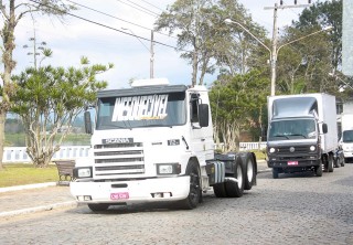 
<a style='margin-left: 5px;' class='btn btn-xs btn-social btn-facebook' href='https://www.facebook.com/sharer/sharer.php?u=https://galeramix.s01.web.getmuller.com.br/imagem/a33/800-800-90/conteudo/site_galerias/33/caminhoneiro-89.jpg' rel='popup' data-width='500' data-height='400'><i class='fa fa-facebook'></i>Compartilhar <span class='hidden-xs'>no Facebook</span>
</a> 
<a class='btn btn-default btn-xs' target='_blank' href='imagem/a33/800-800-90/conteudo/site_galerias/33/caminhoneiro-89.jpg'>
<span class='glyphicon glyphicon-cloud-download'></span> Salvar
</a>
