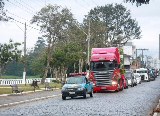 
<a style='margin-left: 5px;' class='btn btn-xs btn-social btn-facebook' href='https://www.facebook.com/sharer/sharer.php?u=https://galeramix.s01.web.getmuller.com.br/imagem/a33/800-800-90/conteudo/site_galerias/33/caminhoneiro-9.jpg' rel='popup' data-width='500' data-height='400'><i class='fa fa-facebook'></i>Compartilhar <span class='hidden-xs'>no Facebook</span>
</a> 
<a class='btn btn-default btn-xs' target='_blank' href='imagem/a33/800-800-90/conteudo/site_galerias/33/caminhoneiro-9.jpg'>
<span class='glyphicon glyphicon-cloud-download'></span> Salvar
</a>
